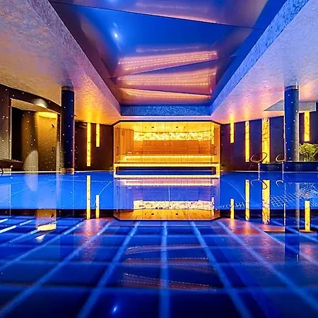 Victoria Hotel 4*